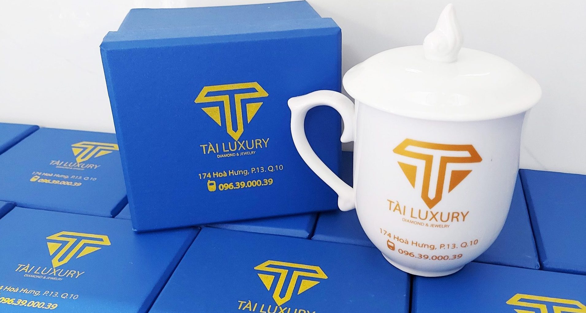Ly sứ cao cấp có nắp đậy in logo Tài Luxury