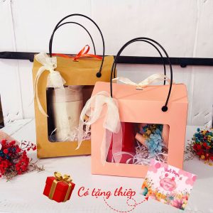 Bộ quà tặng 20-10 ly nước và bó hoa xinh xắn. Có tặng thiệp.