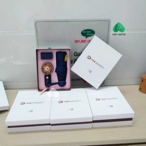 Bộ quà tặng Quạt cầm tay tích điện và dù cầm tay.