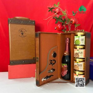 Hộp quà tết bằng da 4 hũ hạt và chai rượu/chai nước trai cây.