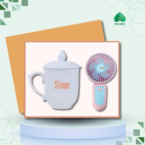 Bộ quà tặng cốc sứ có nắp kèm quạt mini cầm tay.