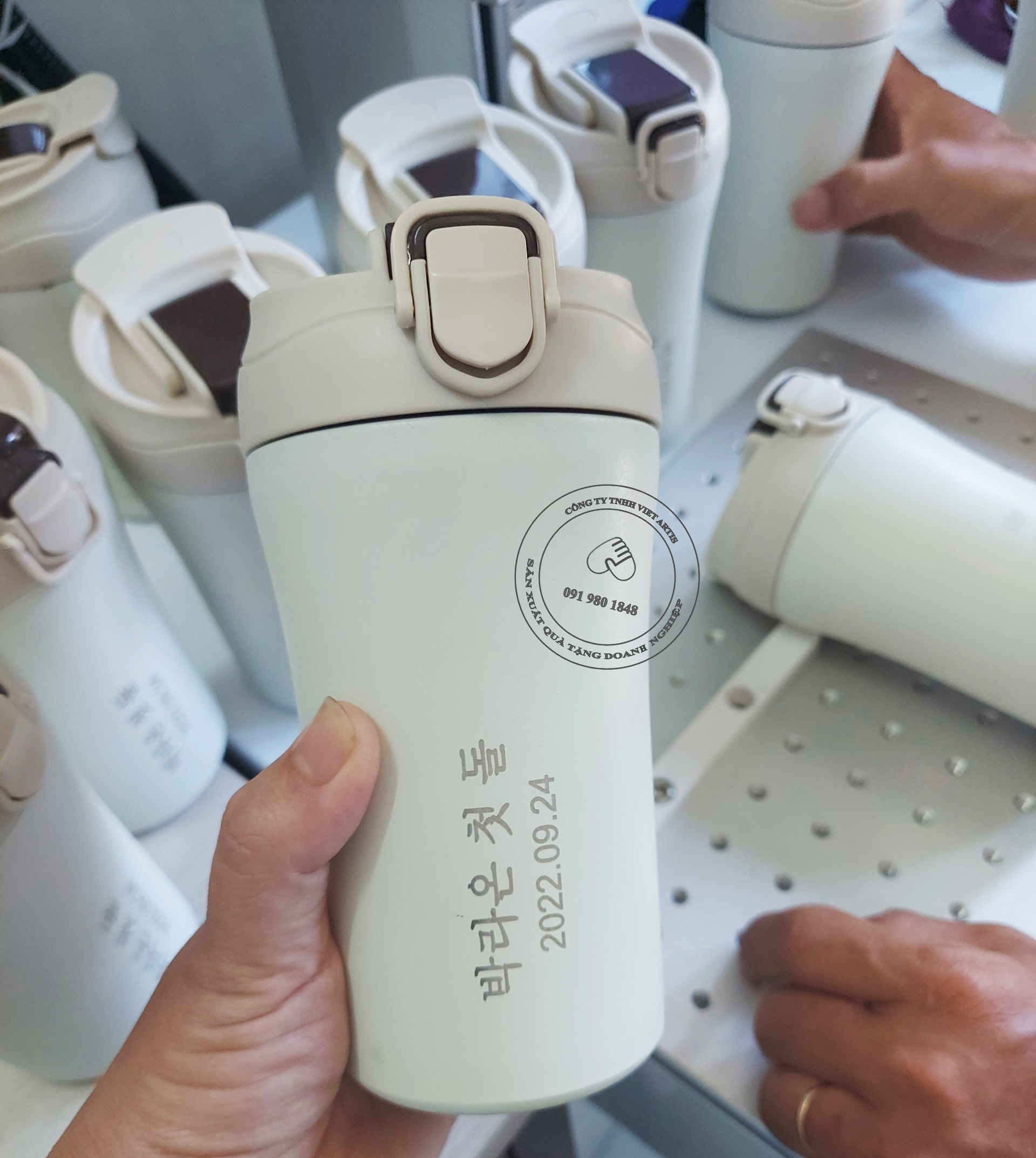 Ly nước giữ nhiệt khắc tên - quà tặng sinh nhật công ty - quà kỉ niệm - Ảnh 2