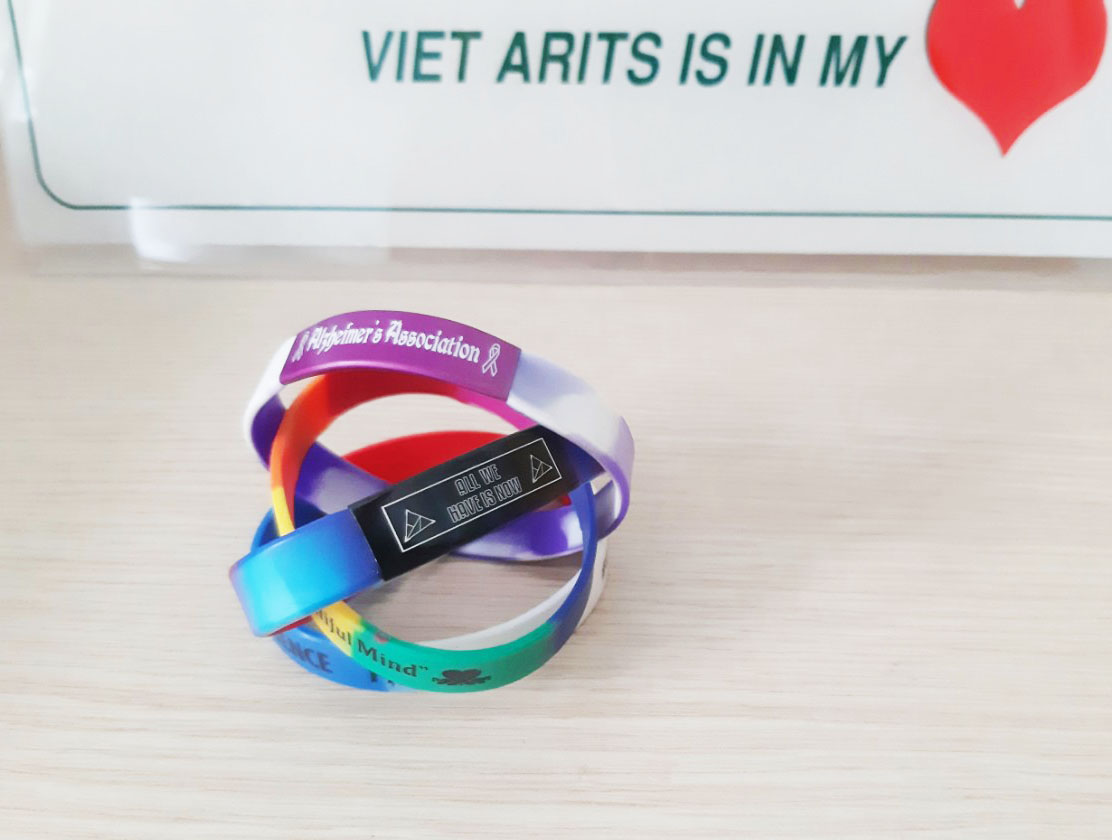 Vòng đeo tay in logo. - Ảnh 2